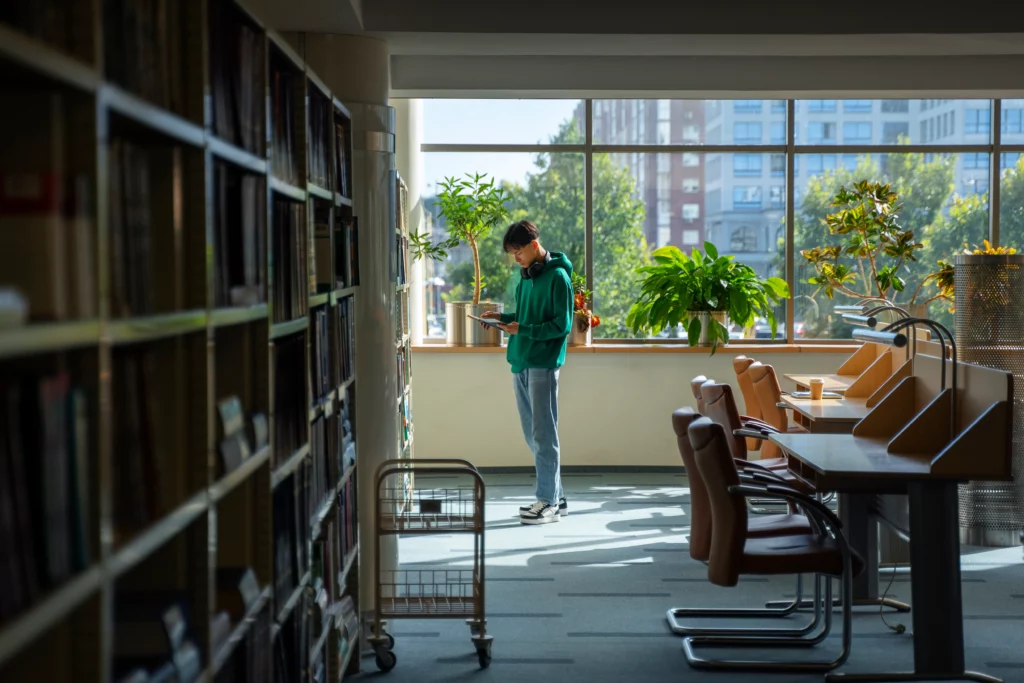 Bibliotheek met boekenkasten en studieplekken