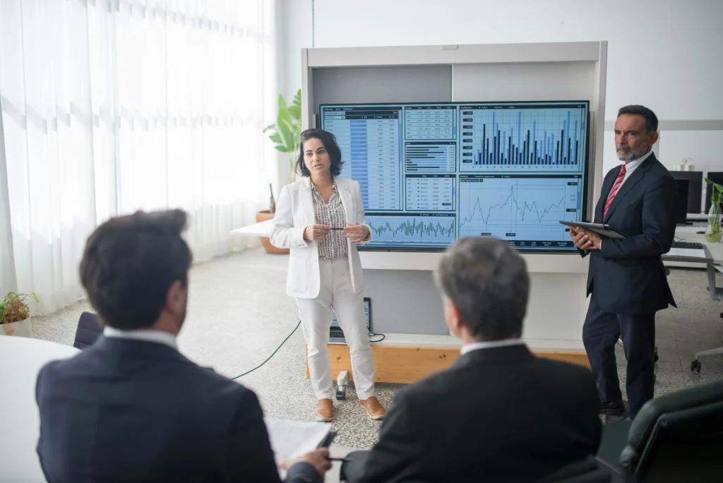 Presentatie met cijfers voor collega's in een vergaderruimte