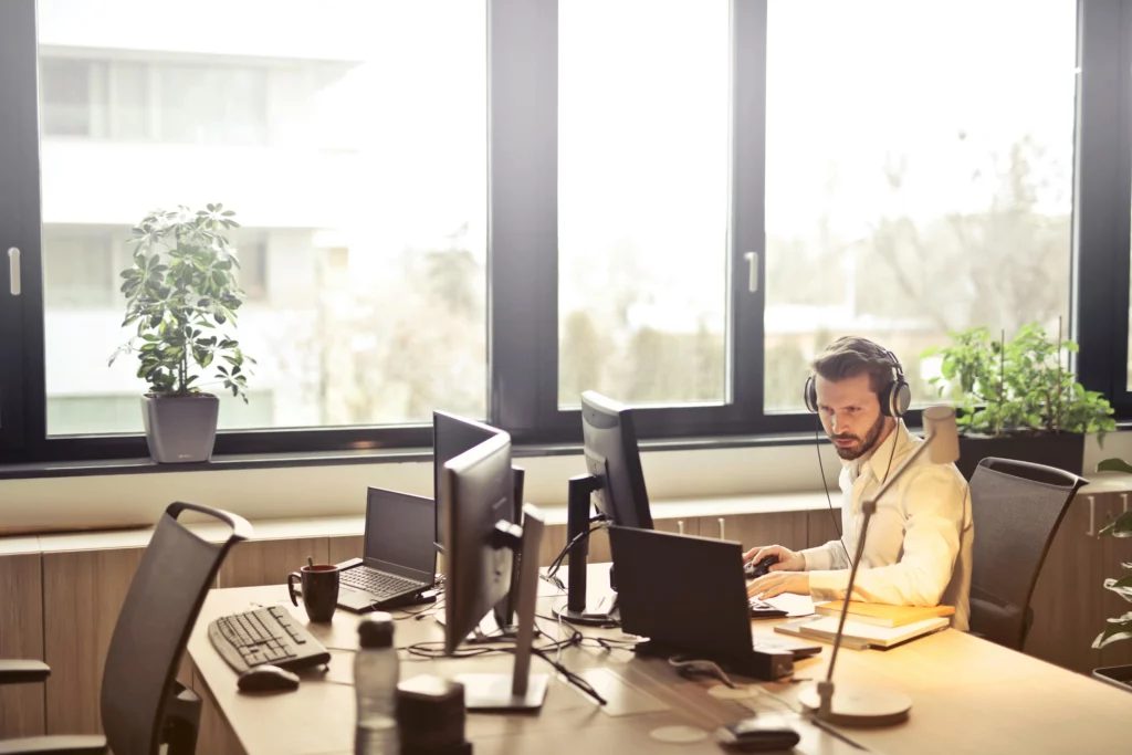 Klantenservicemedewerker met headset achter zijn computer