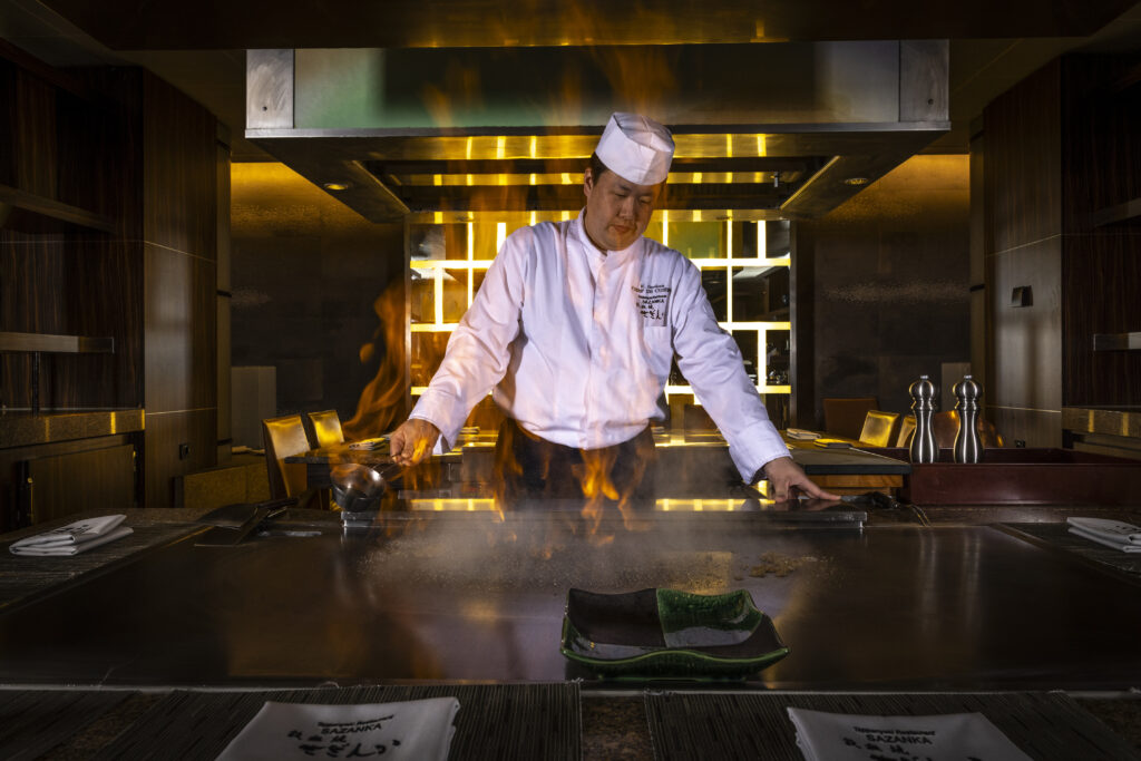 Chef Onodera aan de teppanyaki-plaat in restaurant Sazanka van Hotel Okura Amsterdam