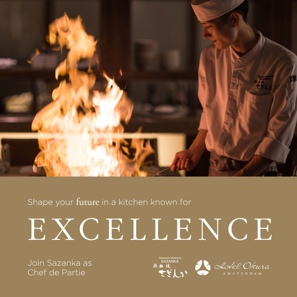 Teppanyaki-chef van Sazanka kookt boven hoog oplaaiende vlammen