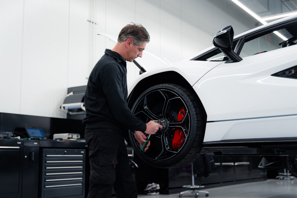 Monteur in de werkplaats van Lamborghini Leusden