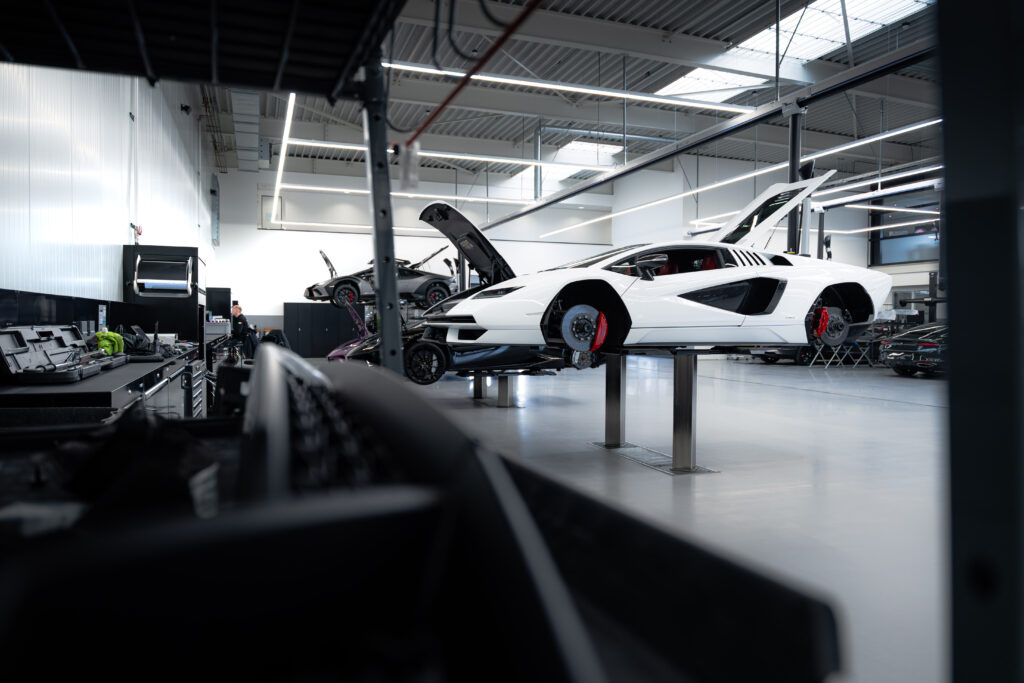 Monteur in de werkplaats van Lamborghini Leusden