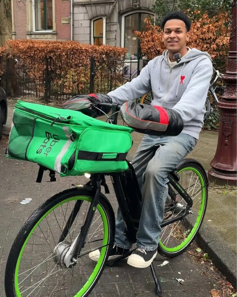 Student op een Uber Eats-fiets in Amsterdam